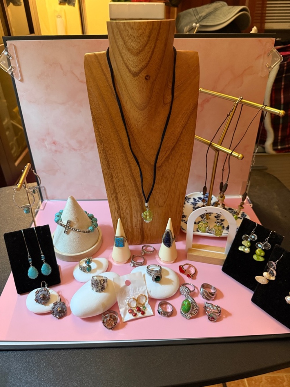 Jewlery Bundle
14 rings
5 earrings
3 necklaces